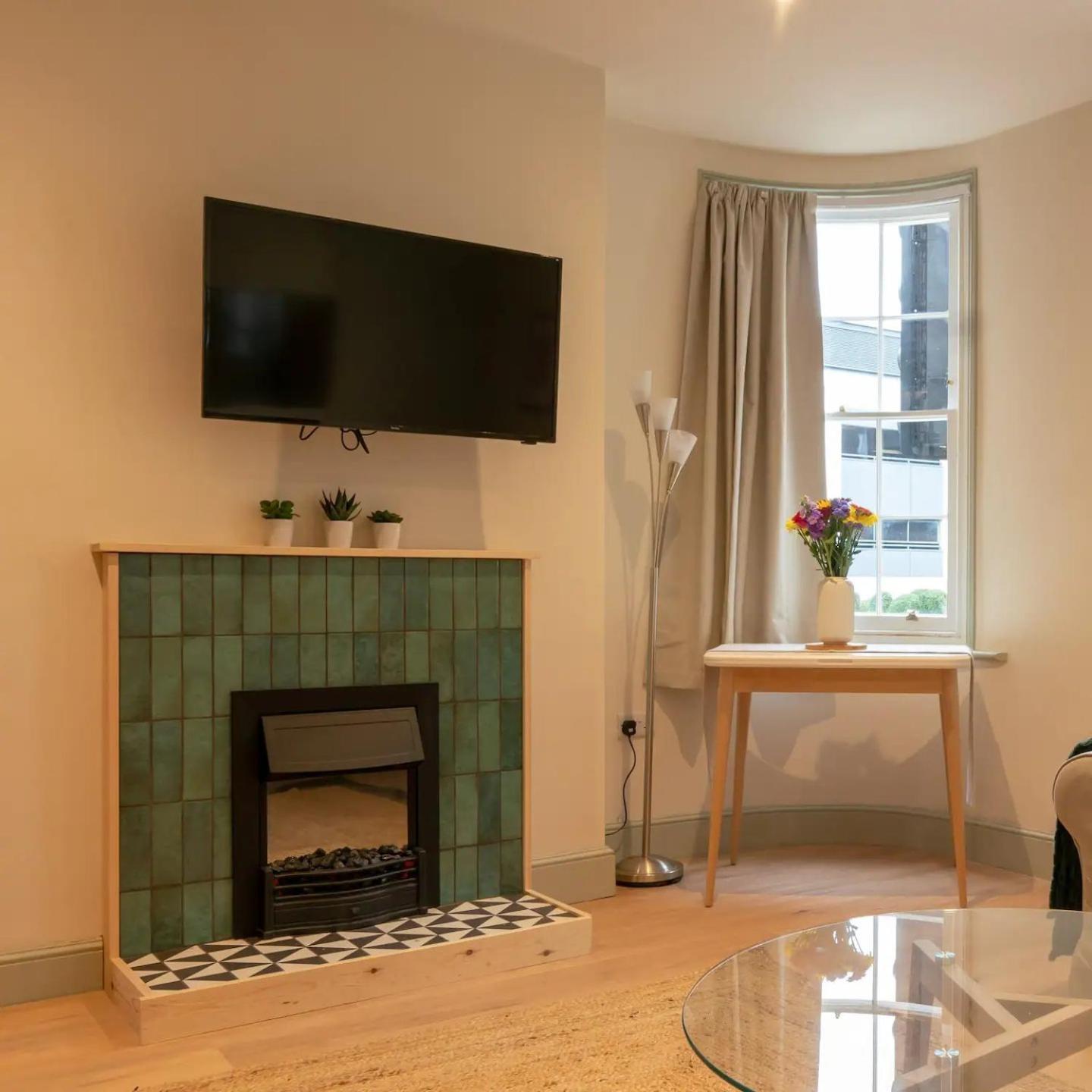 Vila Pass The Keys Stylish Grade II Listed House Cheltenham Exteriér fotografie