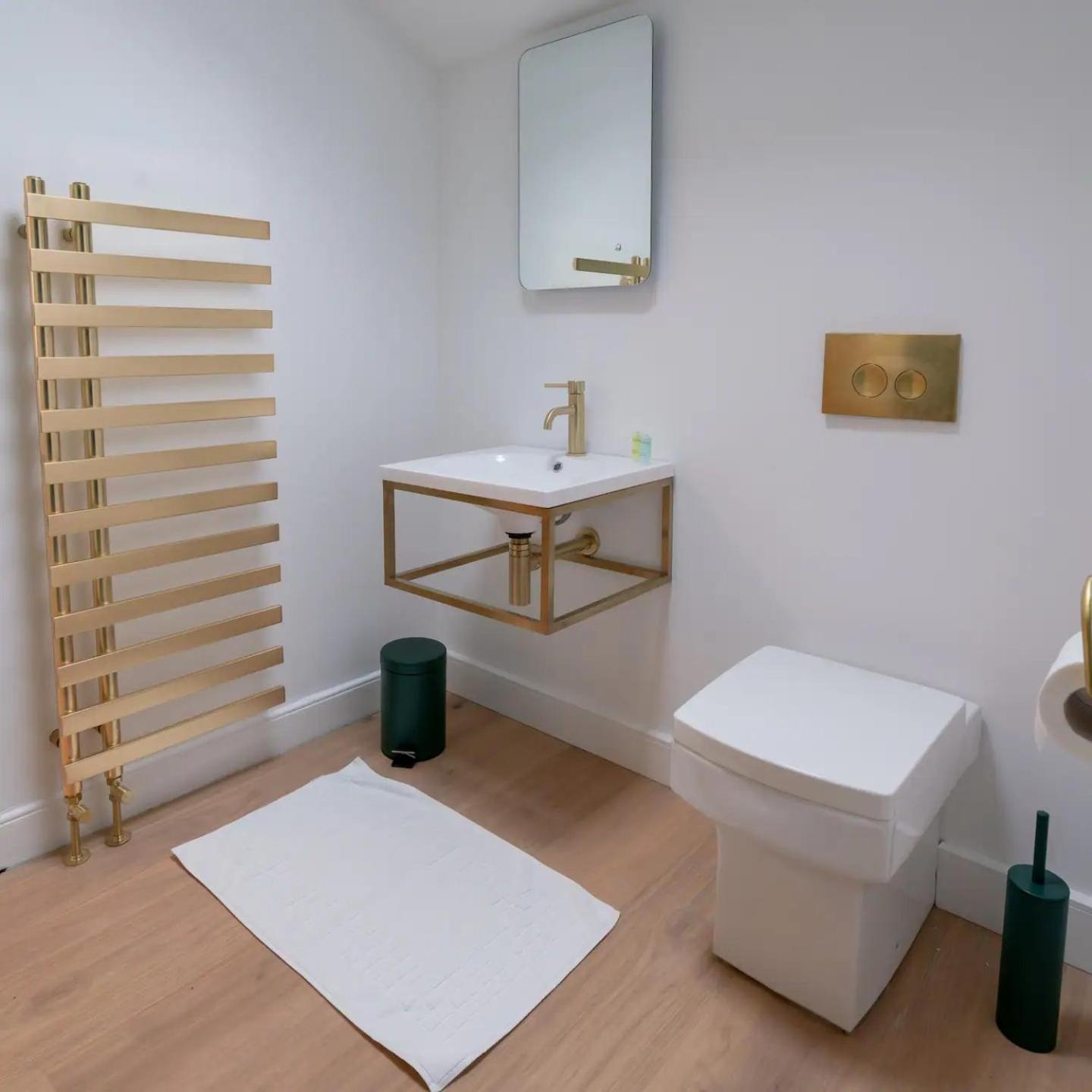Vila Pass The Keys Stylish Grade II Listed House Cheltenham Exteriér fotografie